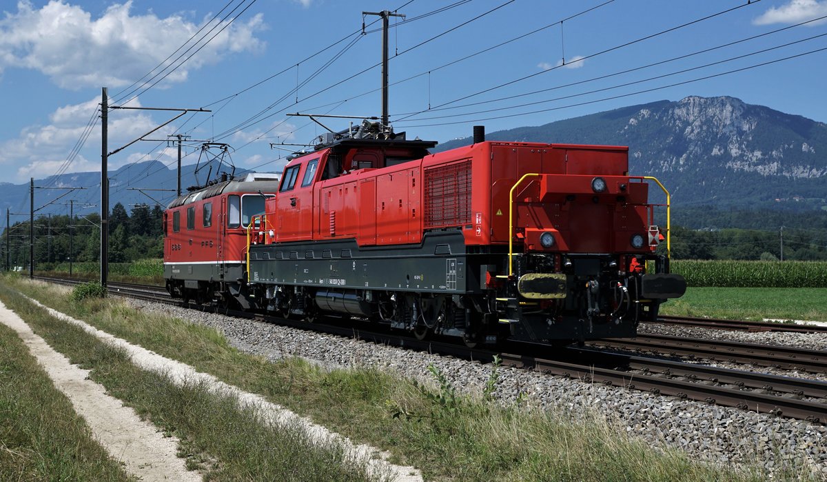 SBB Infrastruktur.
Nicht erkennbare Re 4/4 II der ersten Generation mit einer Aem 940 Prima H4 bei Deitingen am 30. Juli 2018.
Foto: Walter Ruetsch