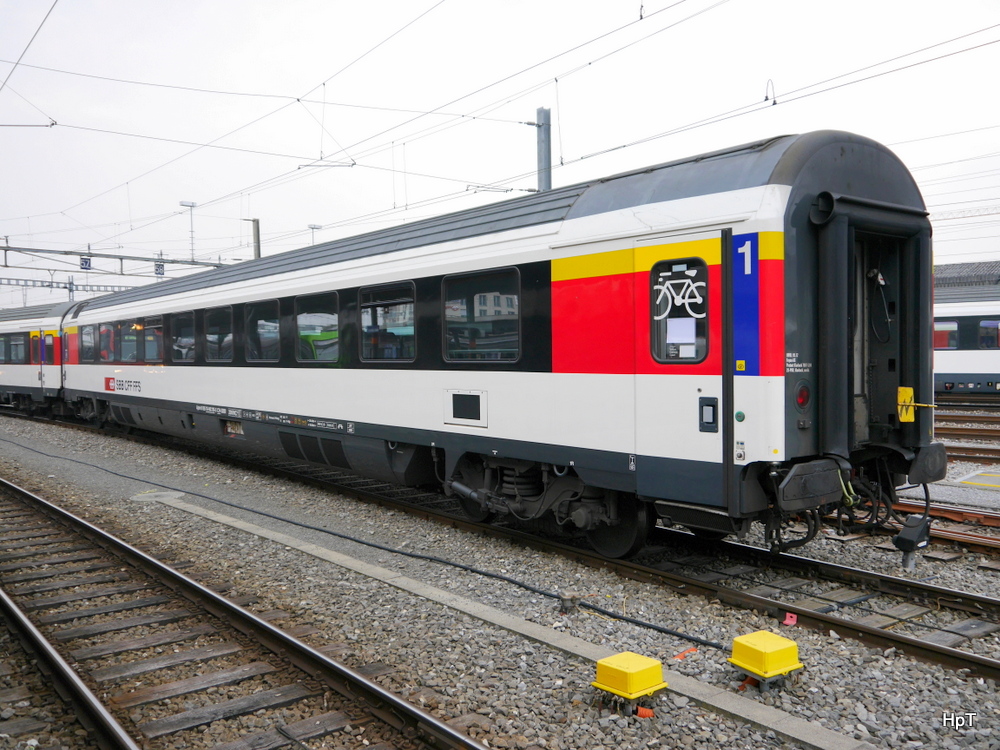 SBB - Internationaler Personenwagen 1 Kl. Apm 61 85 10-90216-5 im Bahnhofsareal in Biel am 15.03.2014