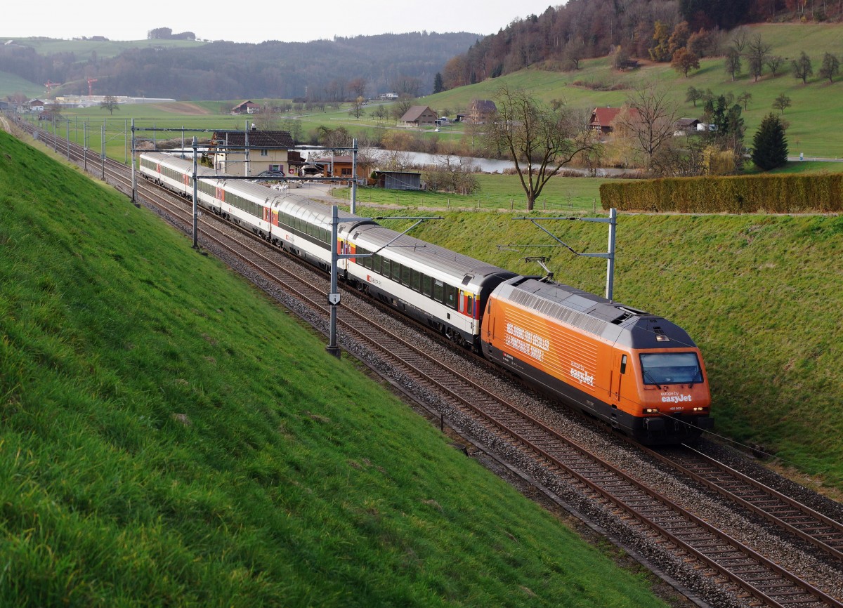 SBB: IR Basel - Locarno am 15. November 2015 bei Wauwil mit der Re 460 063-1  easyJet  unterwegs anstatt mit einer Re 4/4.
Foto: Walter Ruetsch 