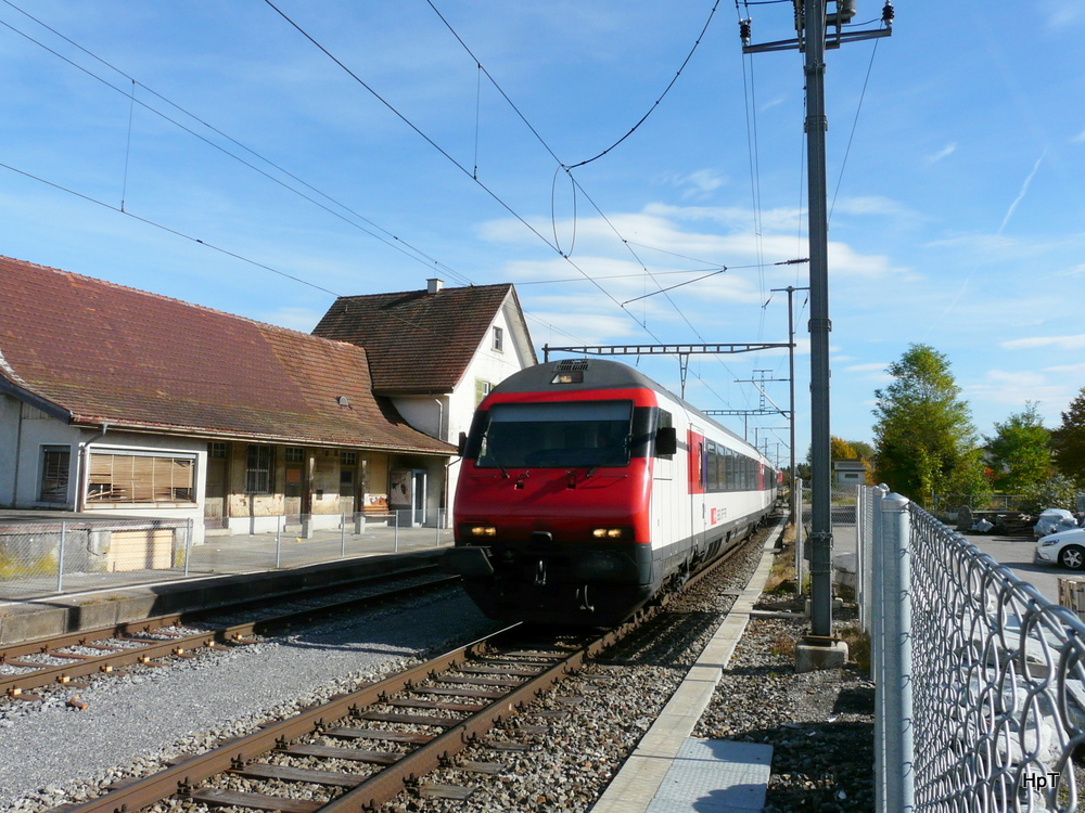 SBB - IR Biel- Konstanz mit dem Steuerwagen Bt 50 85 28-94 971-4 an der Spitze unterwegs in Kreuzlingen Bernrain am 22.10.2013 .. Standort des Fotografen ausserhalb des Bahntrasse - Nur Kamera auf Geleiseseite ... 