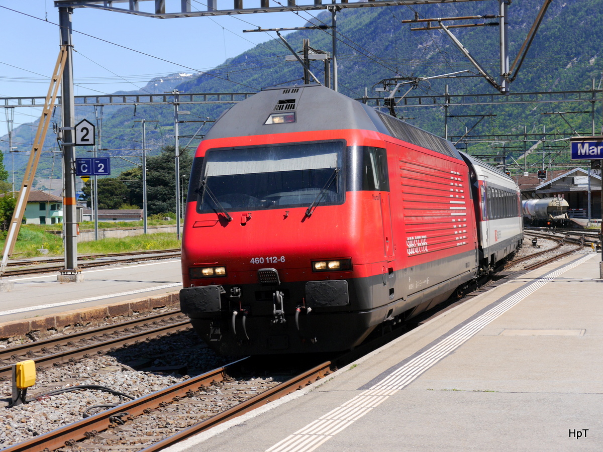 SBB - IR Brig - Genf an der Spitze die Lok 460 112-6 bei der einfahrt im Bahnhof von Martigny am 05.05.2017
