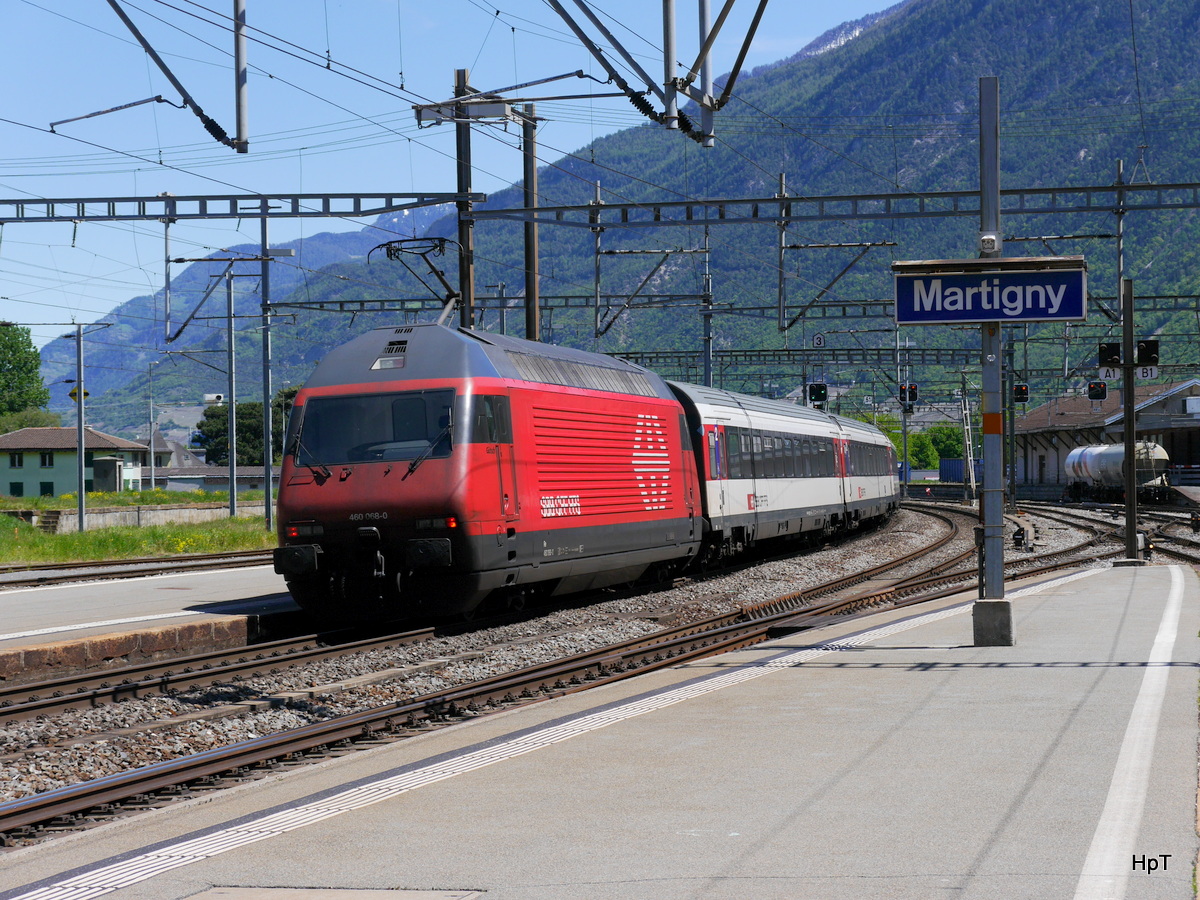 SBB - IR Genf - Brig am Schluss die Lok 460 068-0 beim verlassen des Bahnhof von Martigny am 05.05.2017