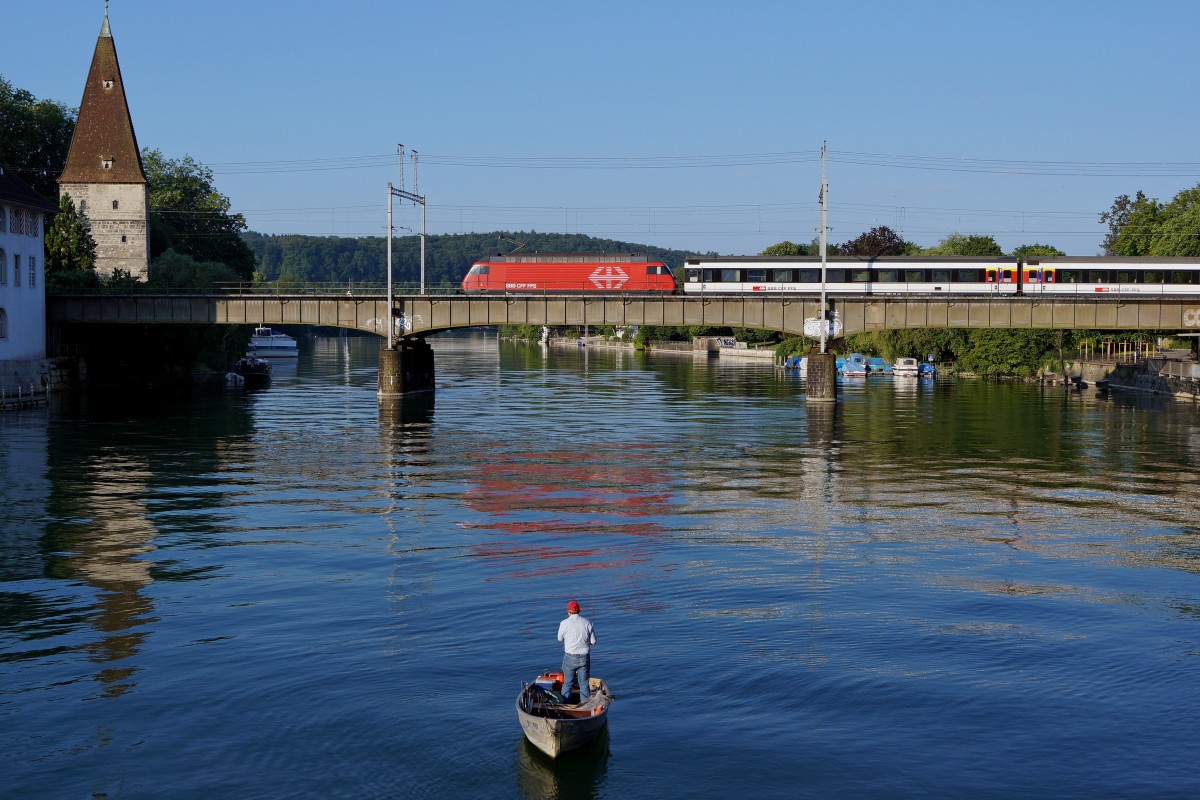SBB: IR Konstanz - Biel  KONSTANZER genannt  beim Passieren der Aarebrücke Solothurn vor der Kulisse des krummen Turms am 6. Juni 2015. Diese Züge als Re 460/EW IV-Pendel, verkehren leider nur noch bis zum Fahrplanwechsel in dieser Form.
Foto: Walter Ruetsch