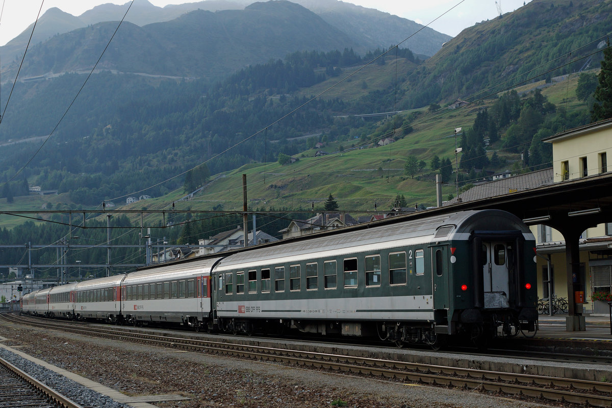 SBB: IR Locarno-Basel anlässlich der Bahnhofsausfahrt Airolo am 13. September 2016. Es fragt sich nur, wo die nicht modernisierten Bpm 51-Wagen nach dem kommenden Fahrplanwechsel noch eingesetzt werden?
Foto: Walter Ruetsch