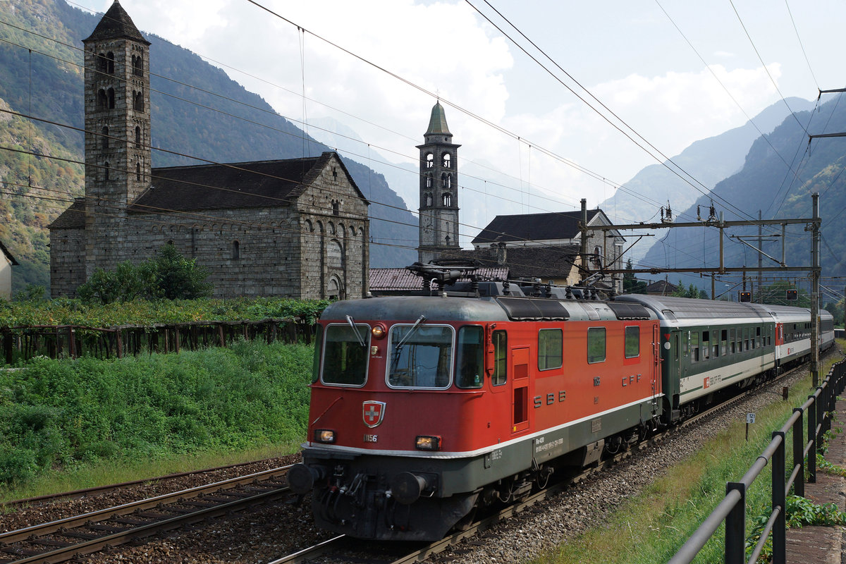 SBB: IR Locarno-Basel mit der Re 420 156-2 vor der prächtigen Kulisse der beiden Kirchen San Nicola und San Michele am 13. September 2016.
Foto: Walter Ruetsch