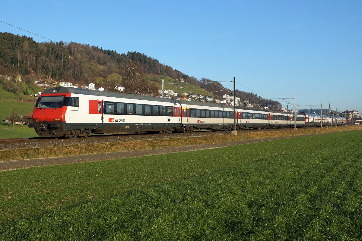 SBB: IR Luzern-Genève Aéroport (via Zofingen-Kriegsschlaufe-Neubaustrecke) mit 5-teiligen EW lV Verstärkungsmodul bei Egolzwil am 17. Dezember 2015.
Foto: Walter Ruetsch 