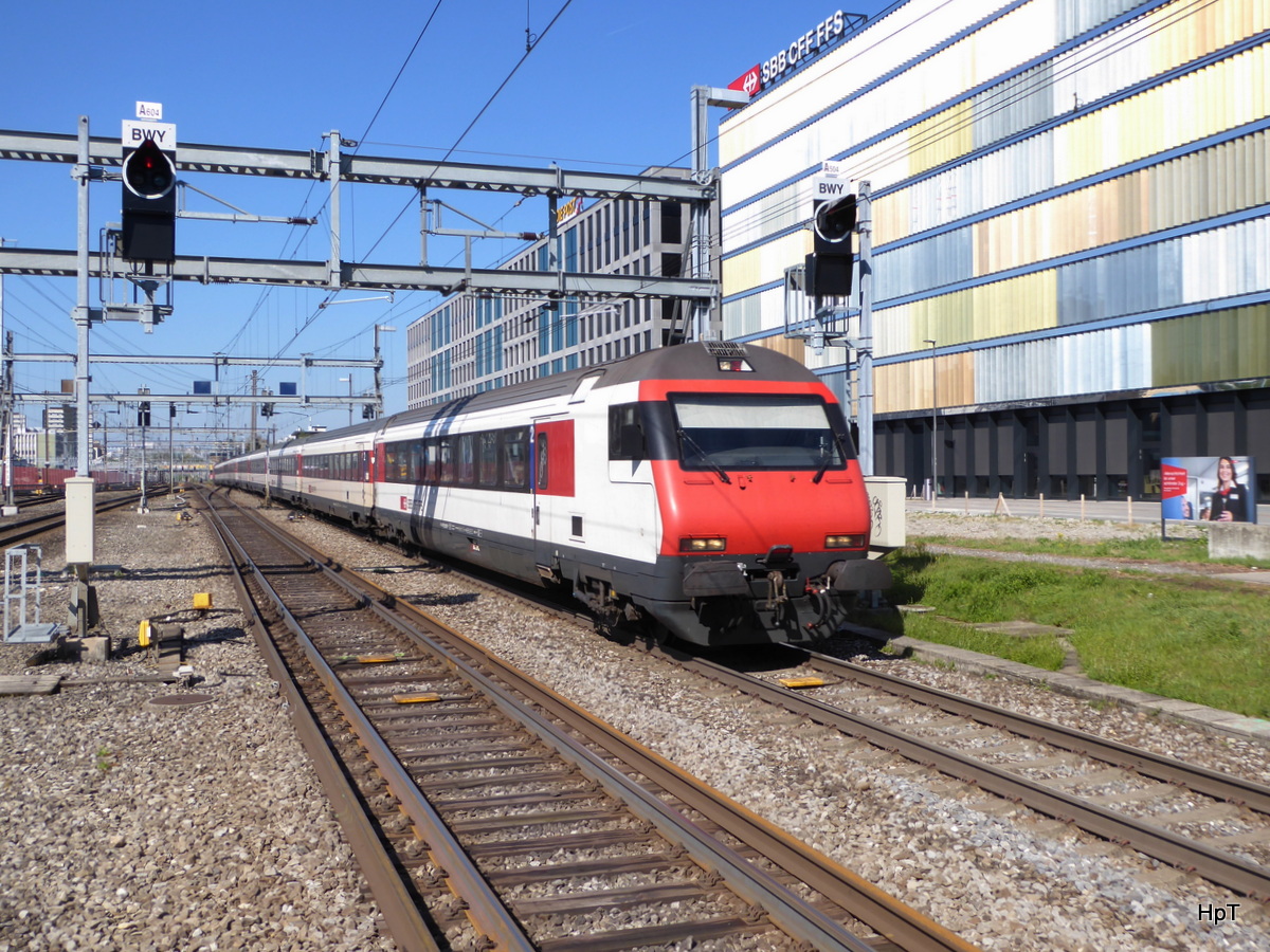 SBB - IR mit dem Steuerwagen Bt 50 85  28-94 958-1 an der Spitze bei der durchfahrt der Haltestelle Bern Wankdorf am 29.04.2017