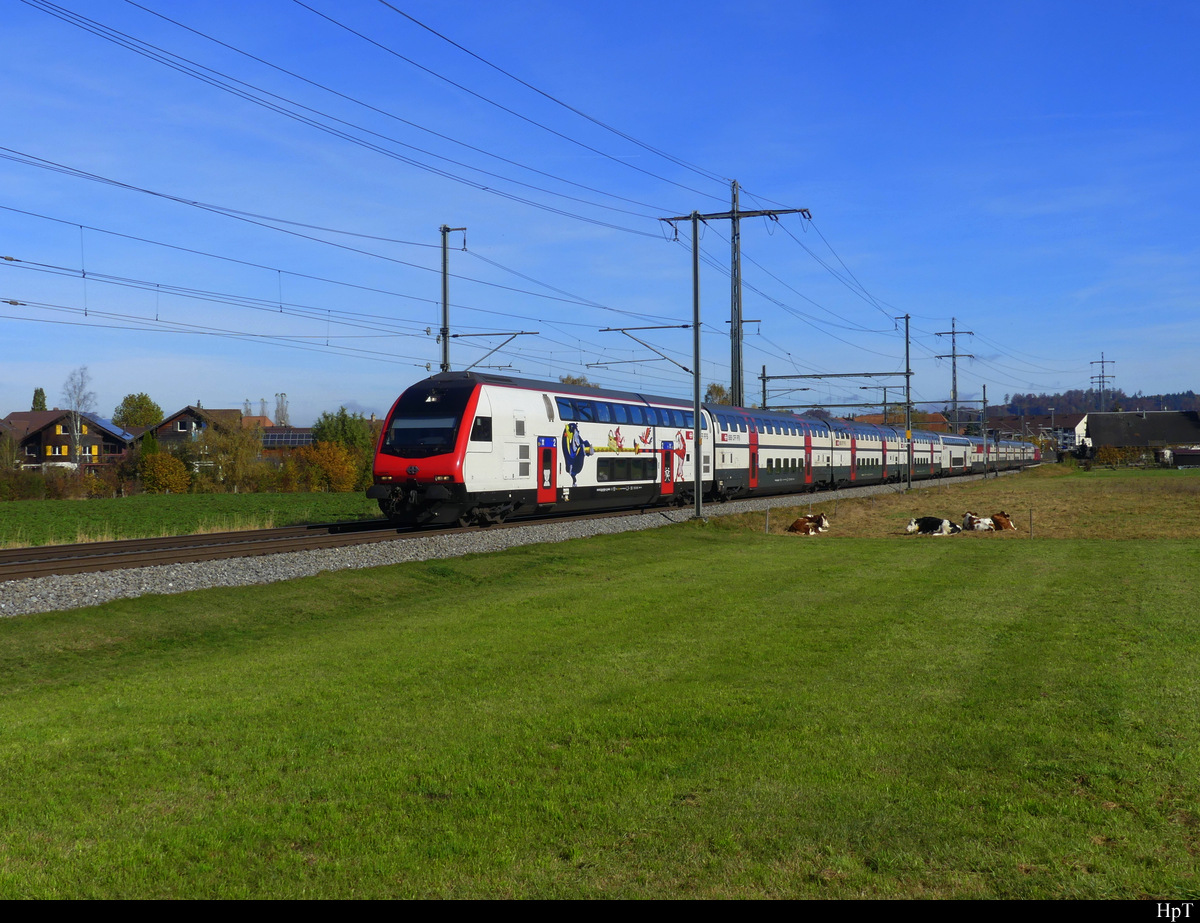 SBB - IR nach Bern an der Spitze der Steuerwagen Bt 50 85 26-94 938-5 unterwegs bei Lyssach am 31.10.2021