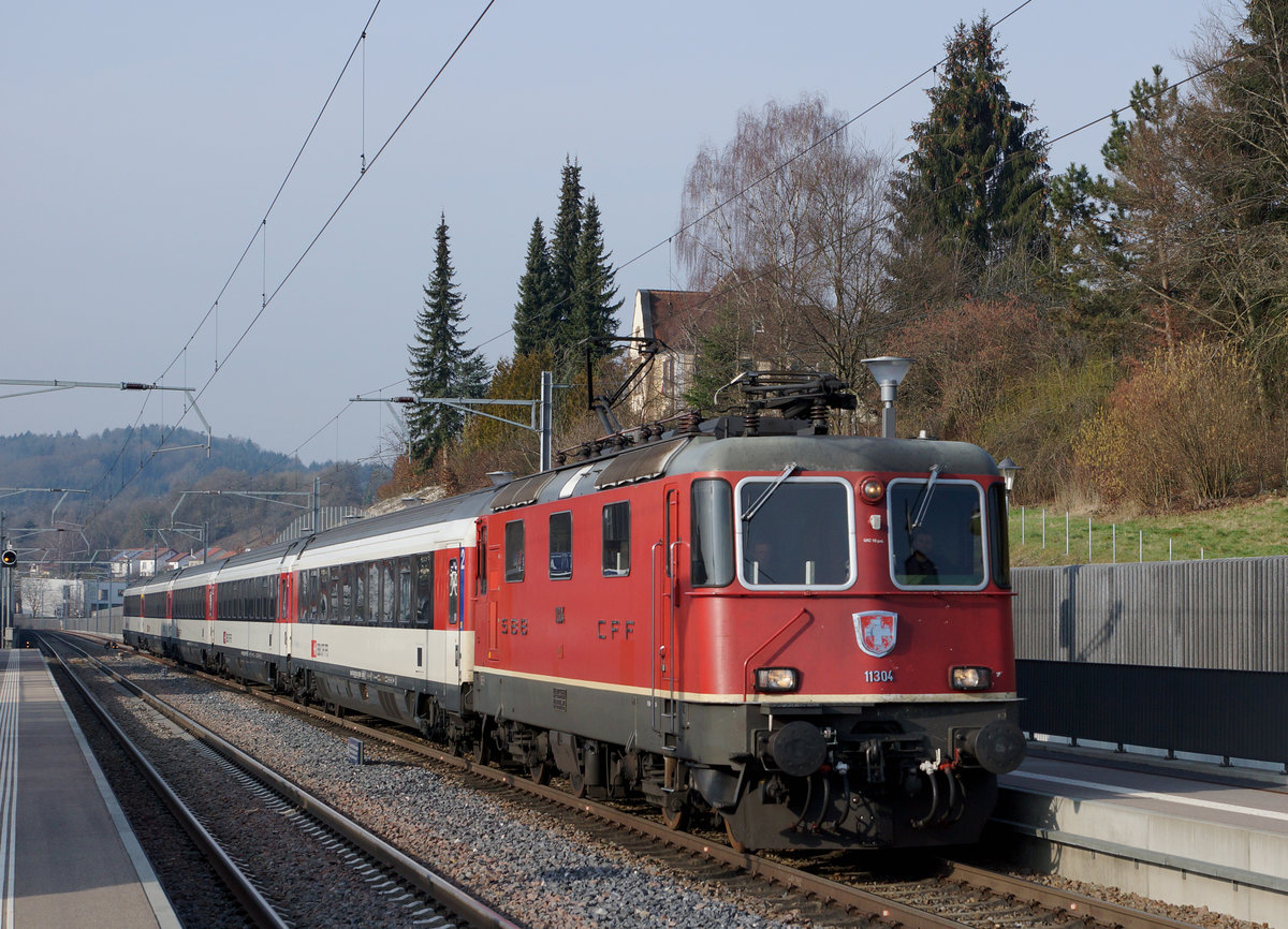 SBB: IR Zürich HB-Singen mit der Re 4/4 11304 anlässlich der Bahnhofsdurchfahrt Jestetten am 18. Februar 2016.
Foto: Walter Ruetsch