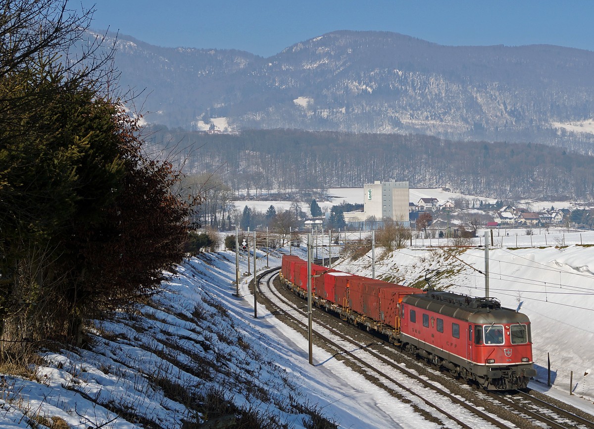 SBB: Kehrichtzug Olten-Solothurn mit Re 6/6 11630  Herzogenbuchsee  bei Niederbipp am 11. Februar 2015.
Foto: Walter Ruetsch