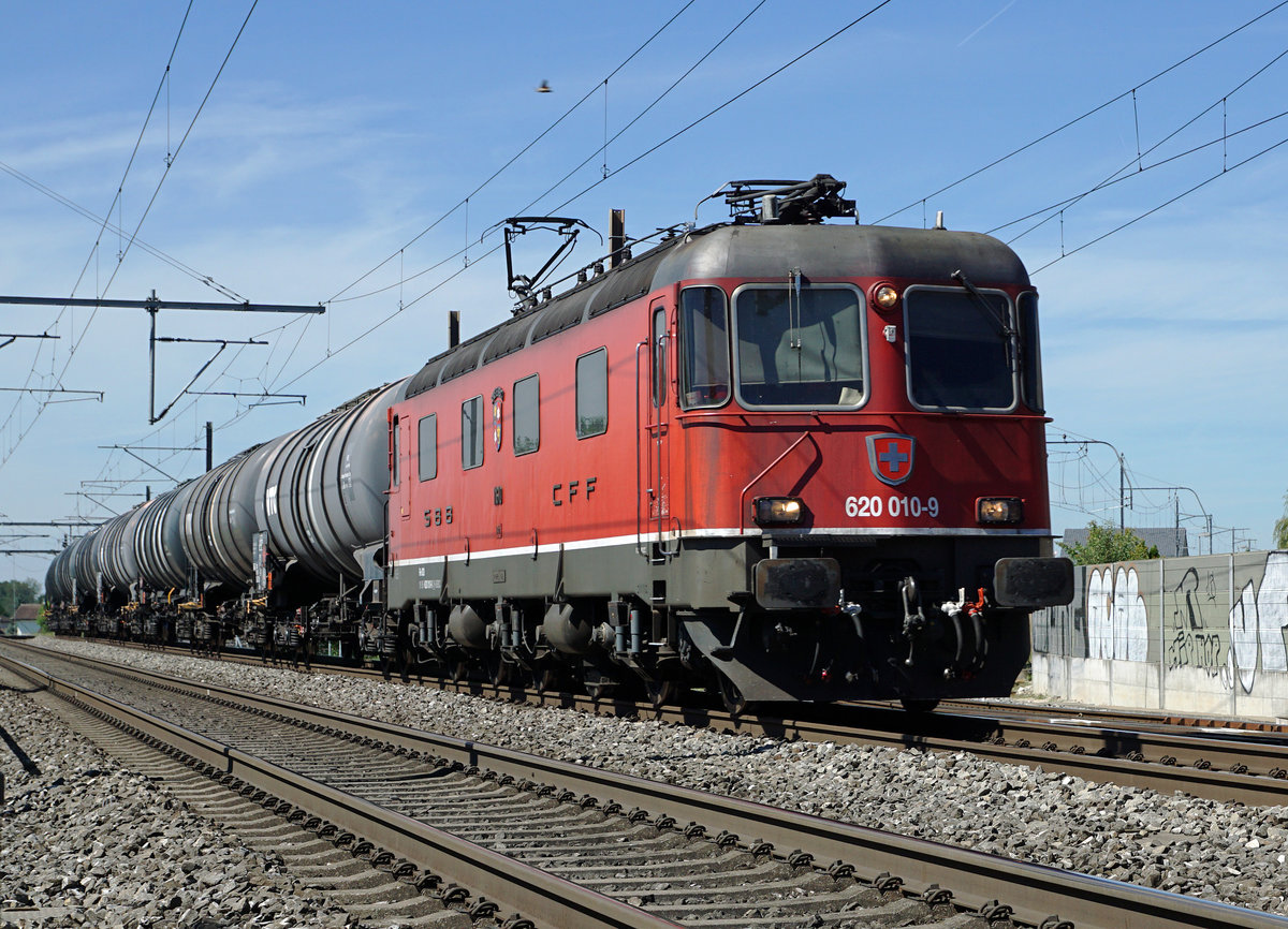 SBB: Kesselwagenzug mit Re 620 010-9  Spreitenbach  bei Niederbipp am 17. Juli 2017.
Foto: Walter Ruetsch