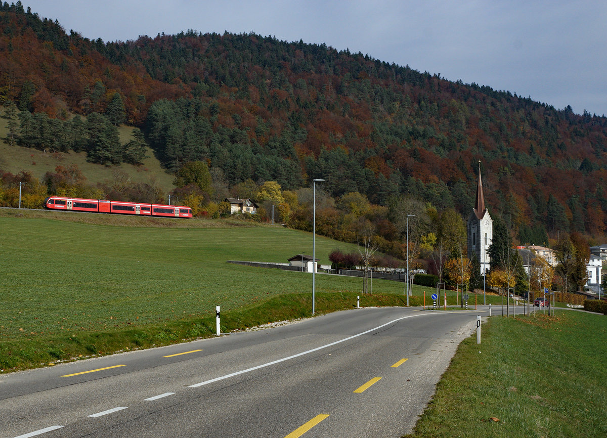 SBB: Kirche, Schiene und Strasse, einmal ein nicht fotogenes aber trotzdem ausgefallenes BAHNFOTOSUJET, das ich an Allerheiligen am Steuer meines Wagens kreierte. Die Aufnahme vom 1. November 2016 entstand bei Sonceboz-Sombeval.
Foto: Walter Ruetsch 