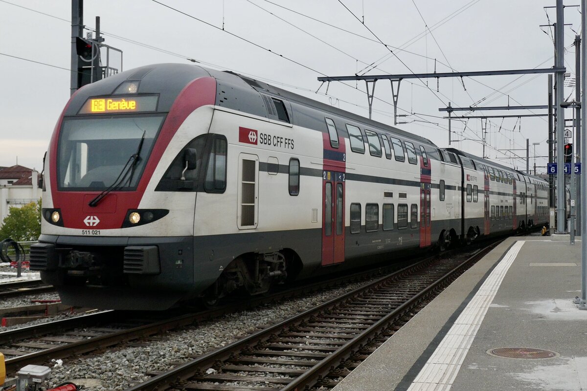 SBB KISS RABe 511 021 am 12.11.22 bei der Einfahrt in Lausanne.