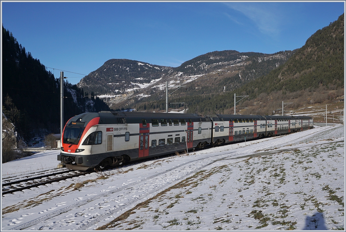 SBB KISS in ungewohnter Umgebung: der SBB RABe 511 110 erreicht als IR 1745  Verbier Express  in Kürze sein Ziel Le Châble. Der IR 1745 verkehrt für den Wintersportverkehr in der Regel Samstags und Sonntags ab Genève mit dem IR 1711 und wird in Martigny geflügelt; auf der Rückfahrt verkehrt der Zug als RE 18496 (ohne Halt zwischen Martigny und Vevey) und wird in Vevey mit dem RE 18460 vereinigt.

9. Februar 2020