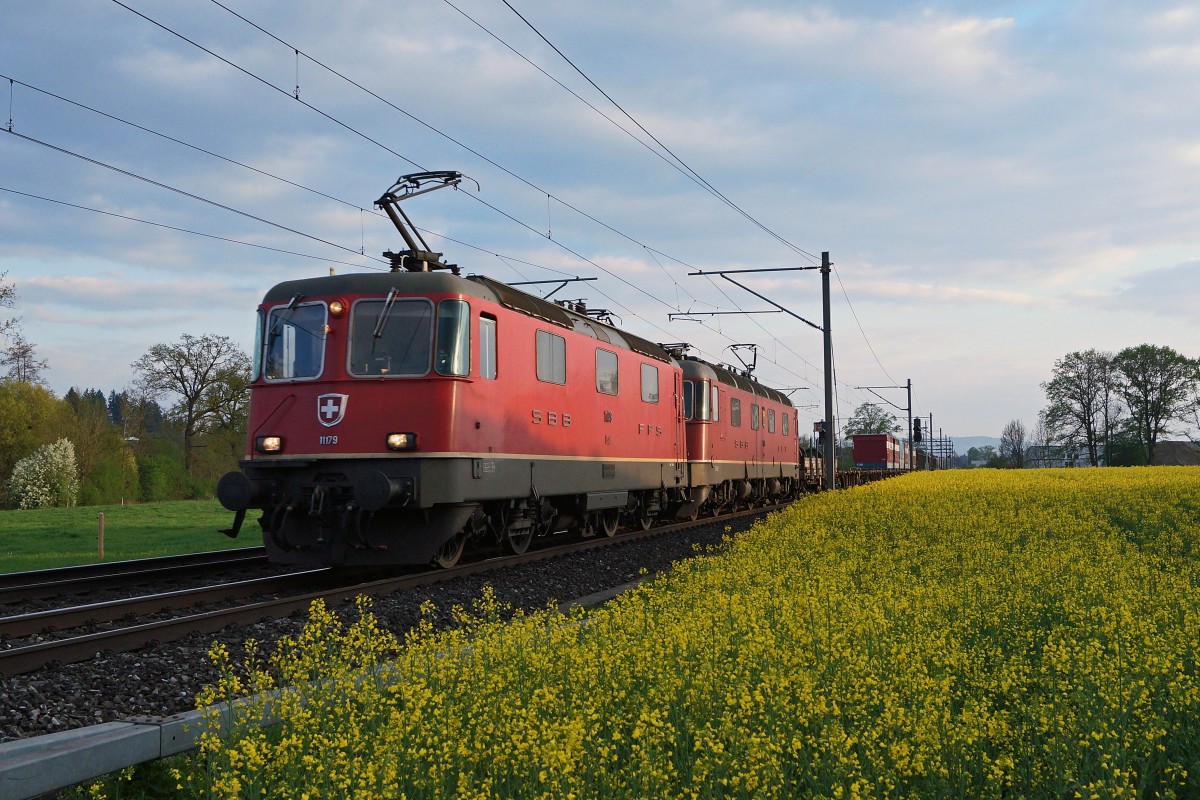SBB:  Kraftpaket  Re 10/10 mit einem schweren Güterzug, wahrscheinlich eine Umleitung wegen der Entgleisung in Daillens, unterwegs in der Abenddämmerung bei Roggwil.
Foto: Walter Ruetsch