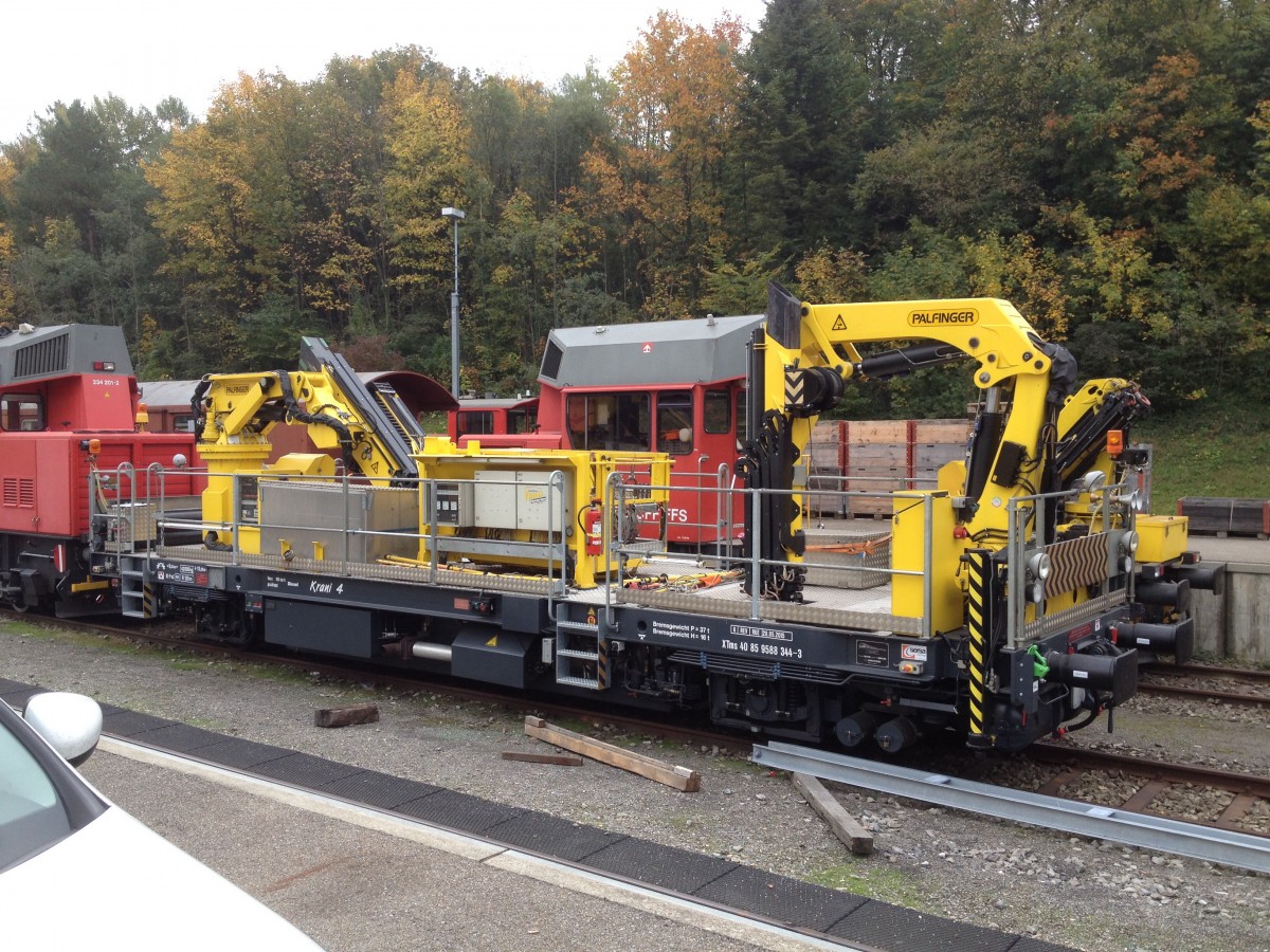 SBB Krani 4 ( XTms 40 85 9588 344-3 ) mit einem neuen Farbdesign: Gelbe Kräne
Am 12.10.2015 in Arth- Goldau hinten im Baudienstzentrum.
