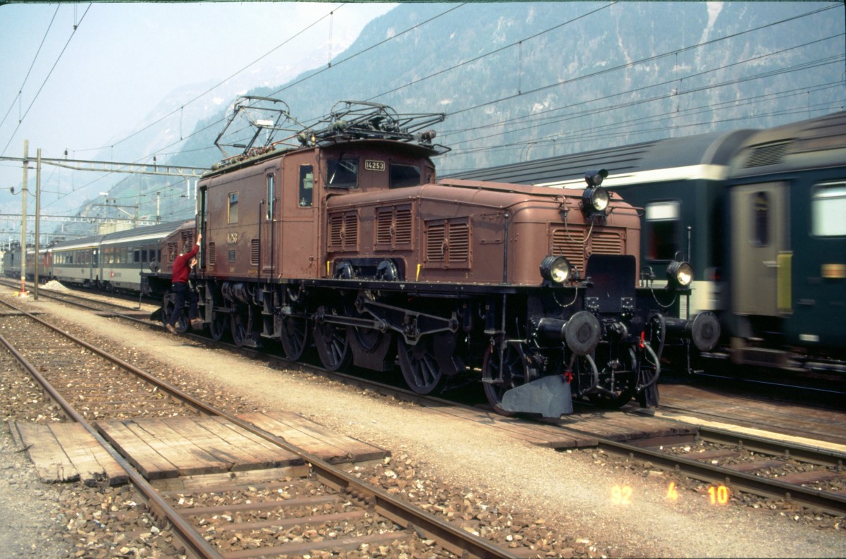 Sbb Krokodil 14 253 am 04.10.1992 in Altdorf, ein gescanntes Dia