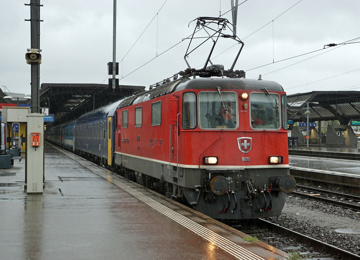 SBB: Kurzaufenthalt in Zürich HB bei Regen am 5. November 2017.
Re 4/4 II 11139 auf die Ausfahrt wartend mit Wagen aus Tschechien.
Foto: Walter Ruetsch 