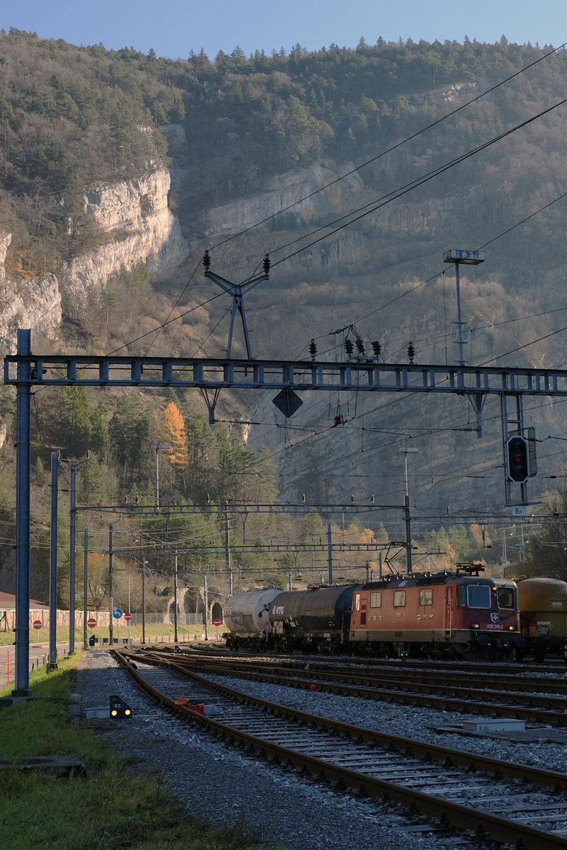 SBB: Kurzgüterzug mit der Re 420 260-2  anlässlich der Bahnhofseinfahrt Reuchenette_Péry am 22. November 2017.
Zum Fotostandort: Am Strassenrand, Ausschnitt Foto Shop.
Foto: Walter Ruetsch 