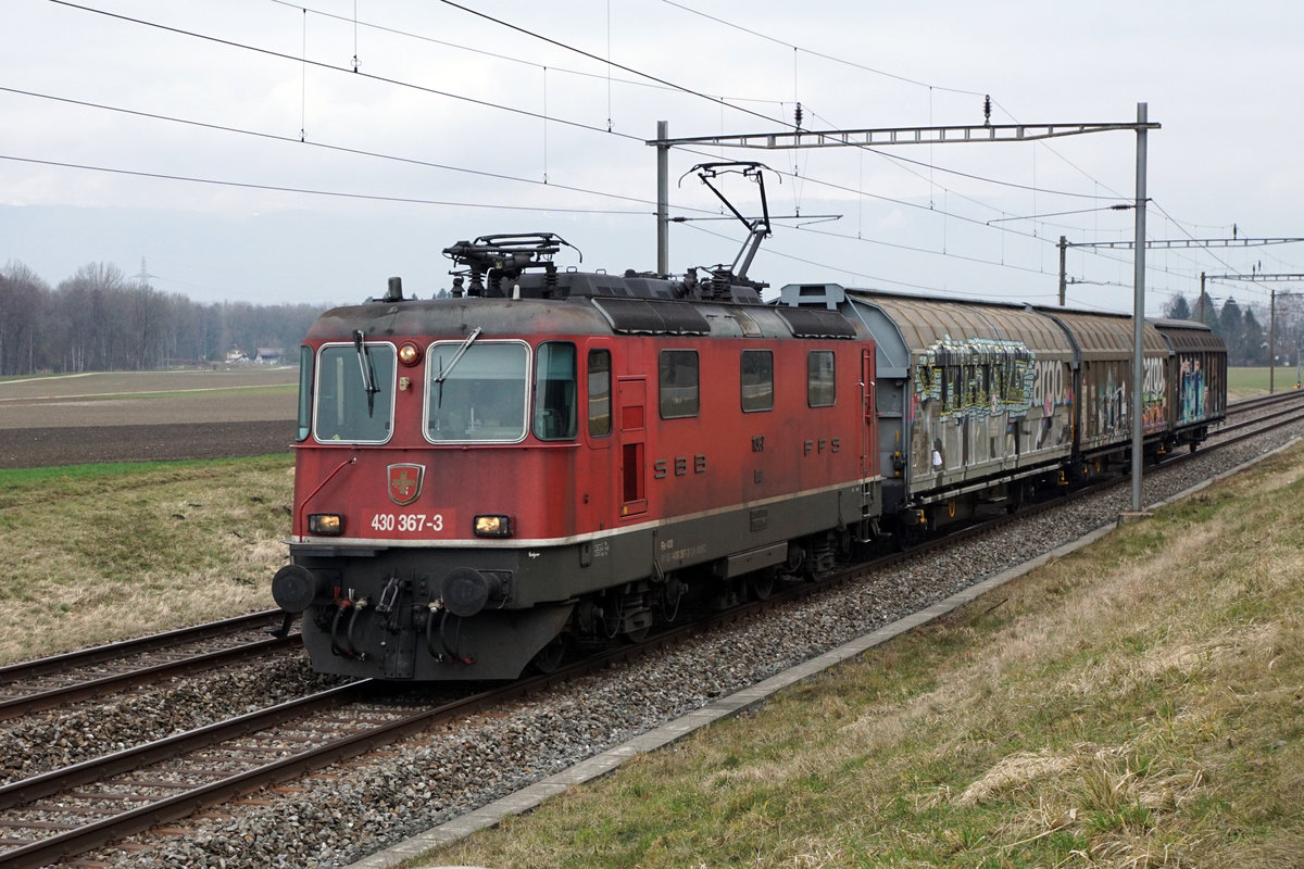 SBB: Kurzgüterzug mit der Re 4/4 II 430 367-3 bei Busswil am 19. Februar 2018.
Foto: Walter Ruetsch