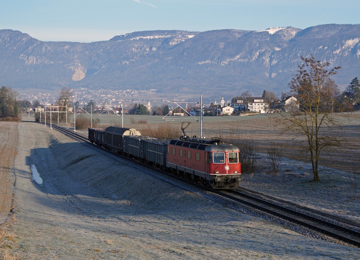 SBB: Kurzgüterzug mit Re 620 für das Stahlwerk Gerlafingen unterwegs am frühen Morgen des 7. März 2015 zwischen Solothurn und Biberist.
Foto: Walter Ruetsch 