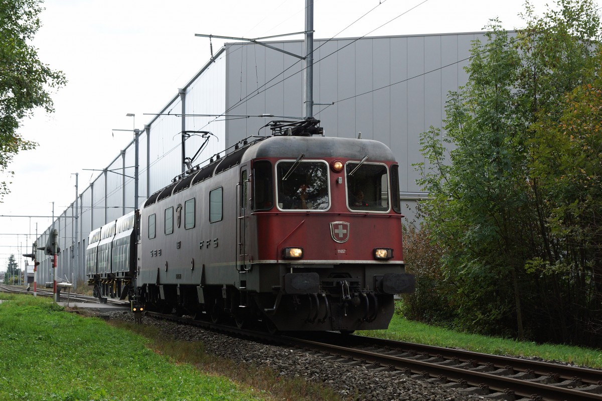 SBB: Kurzgüterzug mit der Re 6/6 11657  ESTAVAYIER-LE-LAC  bei Wiler-Utzenstorf am 8. Oktober 2015.
Foto: Walter Ruetsch