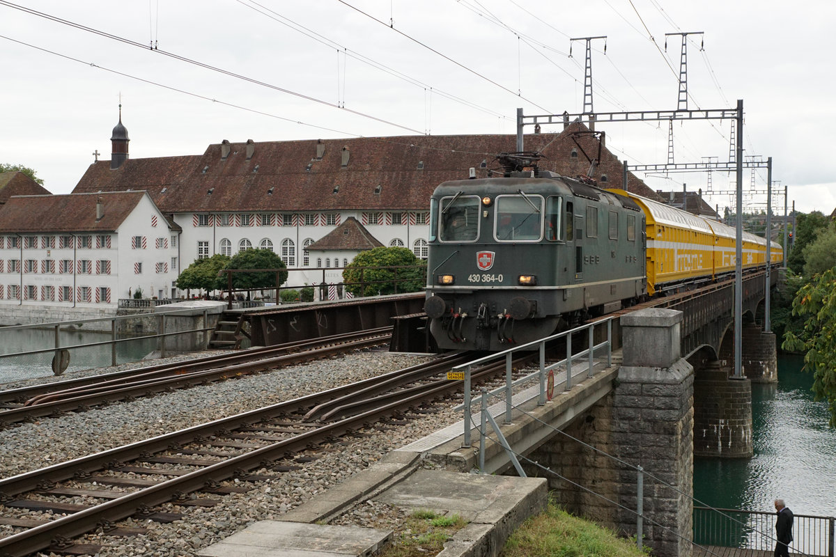 SBB: Langer Briefpostzug Härkingen-Genève mit der Re 430 364-0 beim Passieren der Aarebrücke Solothurn vor der passenden Kulisse des alten Spitals am 7. September 2017.
Foto: Walter Ruetsch