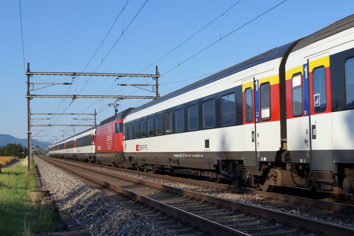 SBB: Langer IR Konstanz-Biel mit sechs Verstärkungswagen am 1. Juli 2015 bei Niederbipp. Ab dem Fahrplanwechsel 2015 ist dieser Zug leider Geschichte, was viele Fahrgäste sehr bedauern.
Foto: Walter Ruetsch  