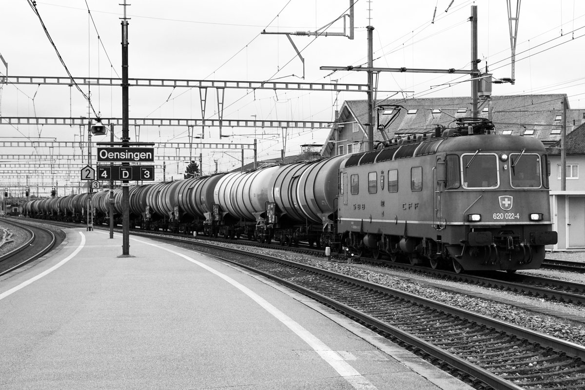 SBB: Langer Kesselwagenzug mit der Re 620 022-4 Suhr in Oensingen am 14. Mai 2018.
Foto: Walter Ruetsch