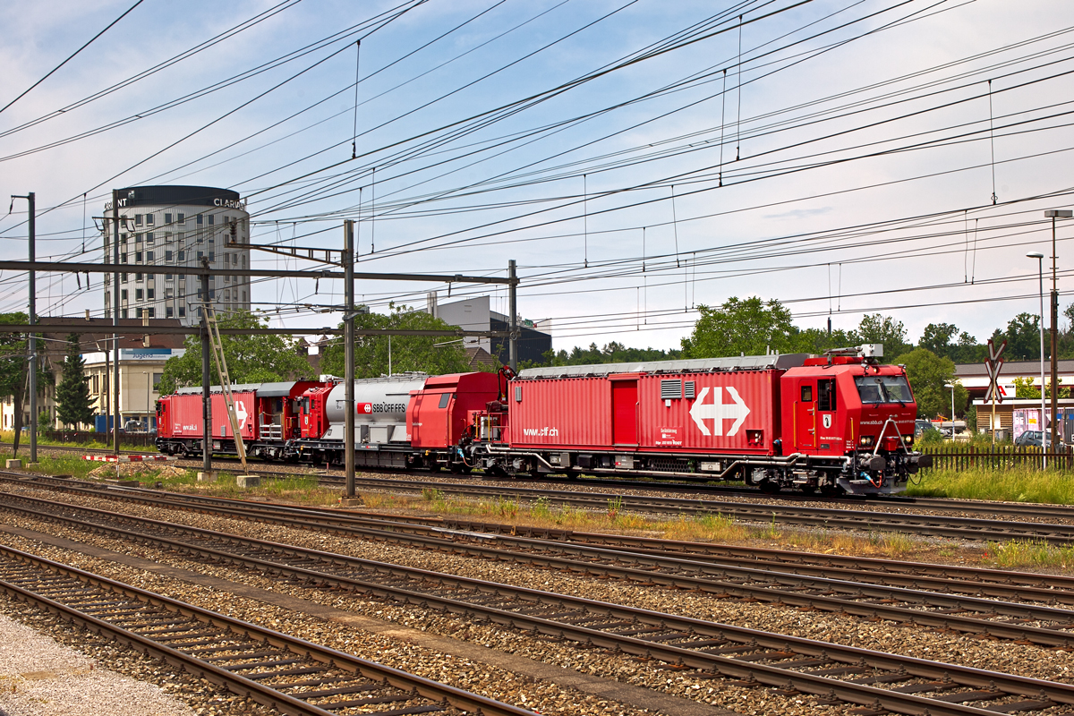 SBB Löschzug  Basel Stadt  Xtmas 9177 002-4 fährt in Pratteln vorbei.Bild vom 12.6.2015
