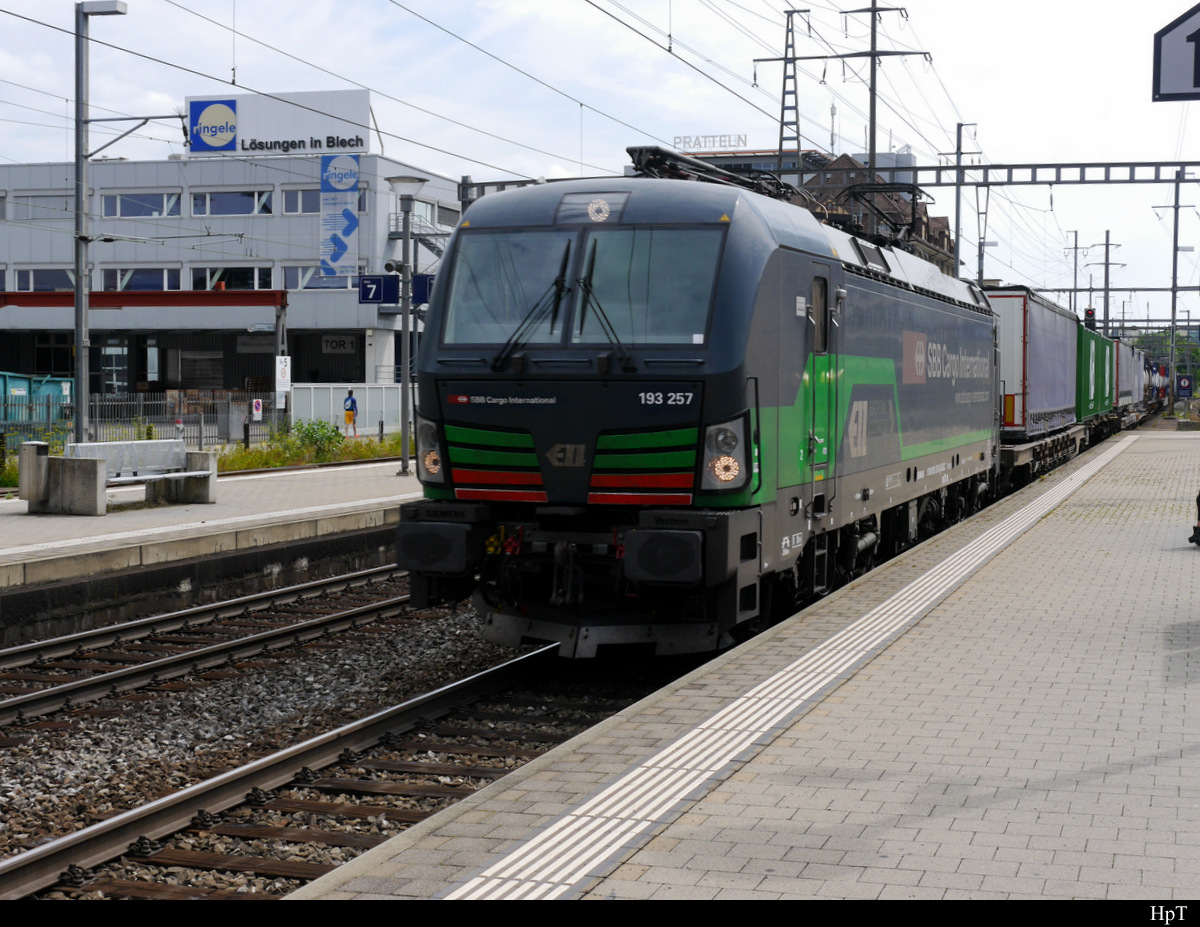 SBB - Lok 193 257-3 vor Güterzug bei der Durchfahrt im Bahnhof Prattelen am 27.07.2019