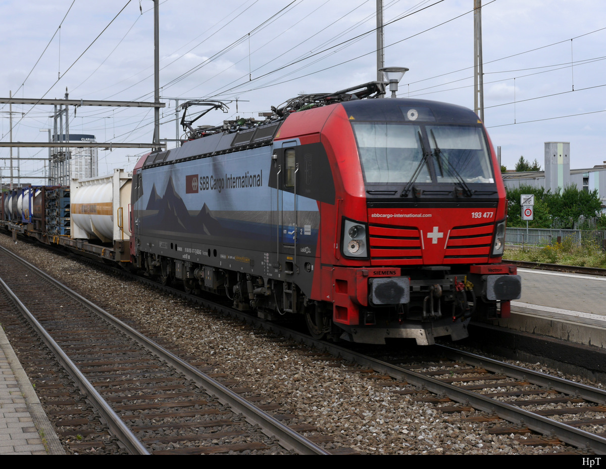 SBB - Lok 193 477-7 vor Güterzug bei der Durchfahrt im Bahnhof Prattelen am 27.07.2019
