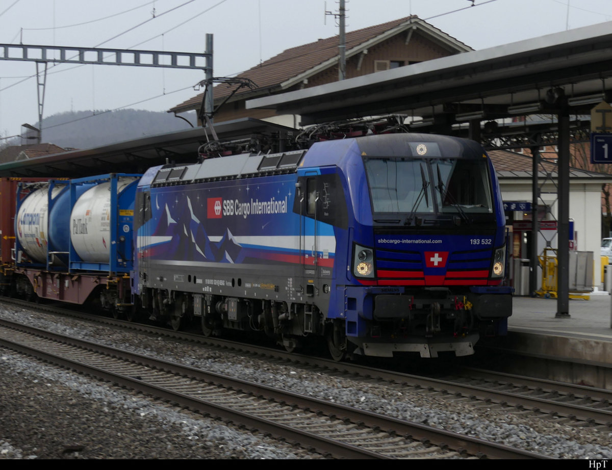 SBB - Lok 193 532 vor Güterzug bei der durchfahrt in Sissach am 26.02.2021