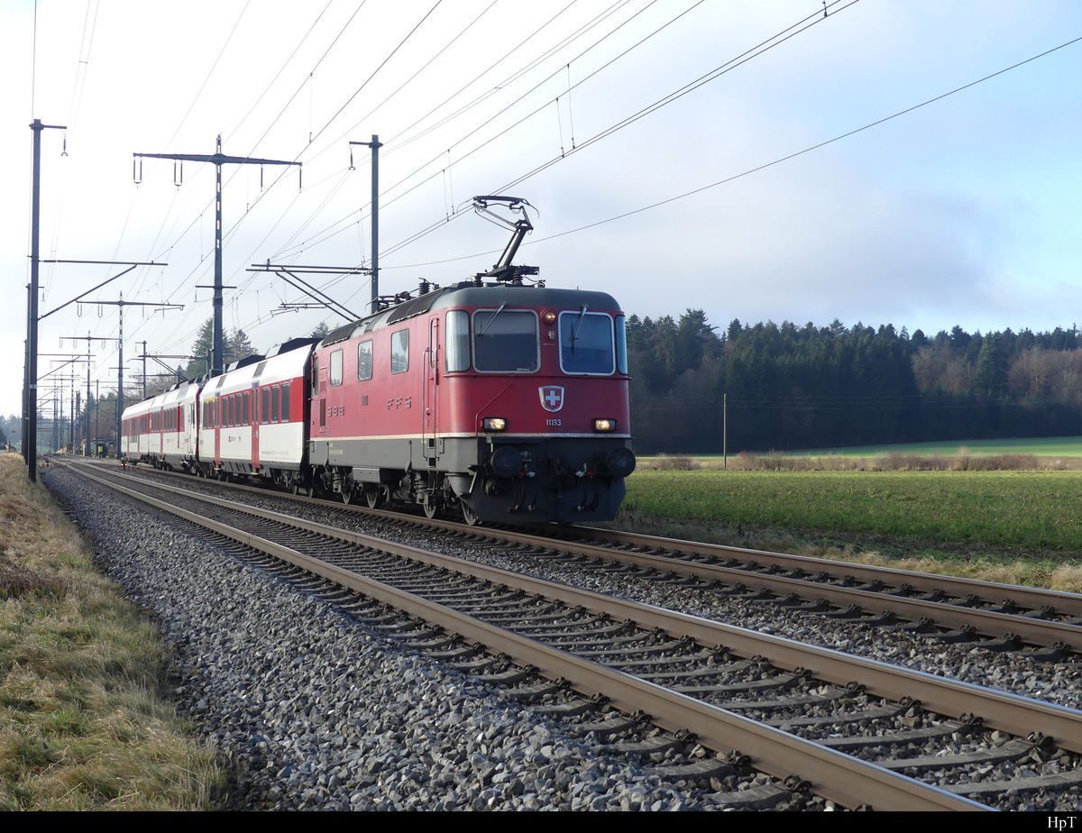 SBB - Lok 420 193 mit einen Domino der Region Alps unterwegs bei Lyssach am 31.12.2021