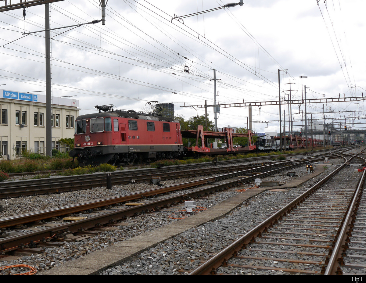 SBB - Lok  420 255-2 vor Güterwagen bei der durchfahrt in Prattelen am 25.09.2020
