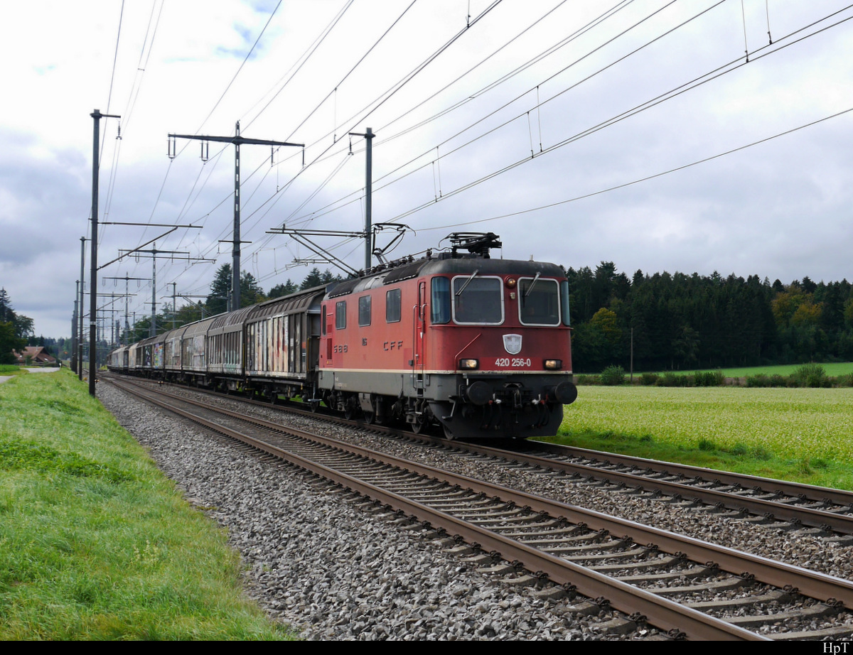 SBB - Lok 420 256-0 vor Güterzug unterwegs bei Lyssach am 28.09.2020