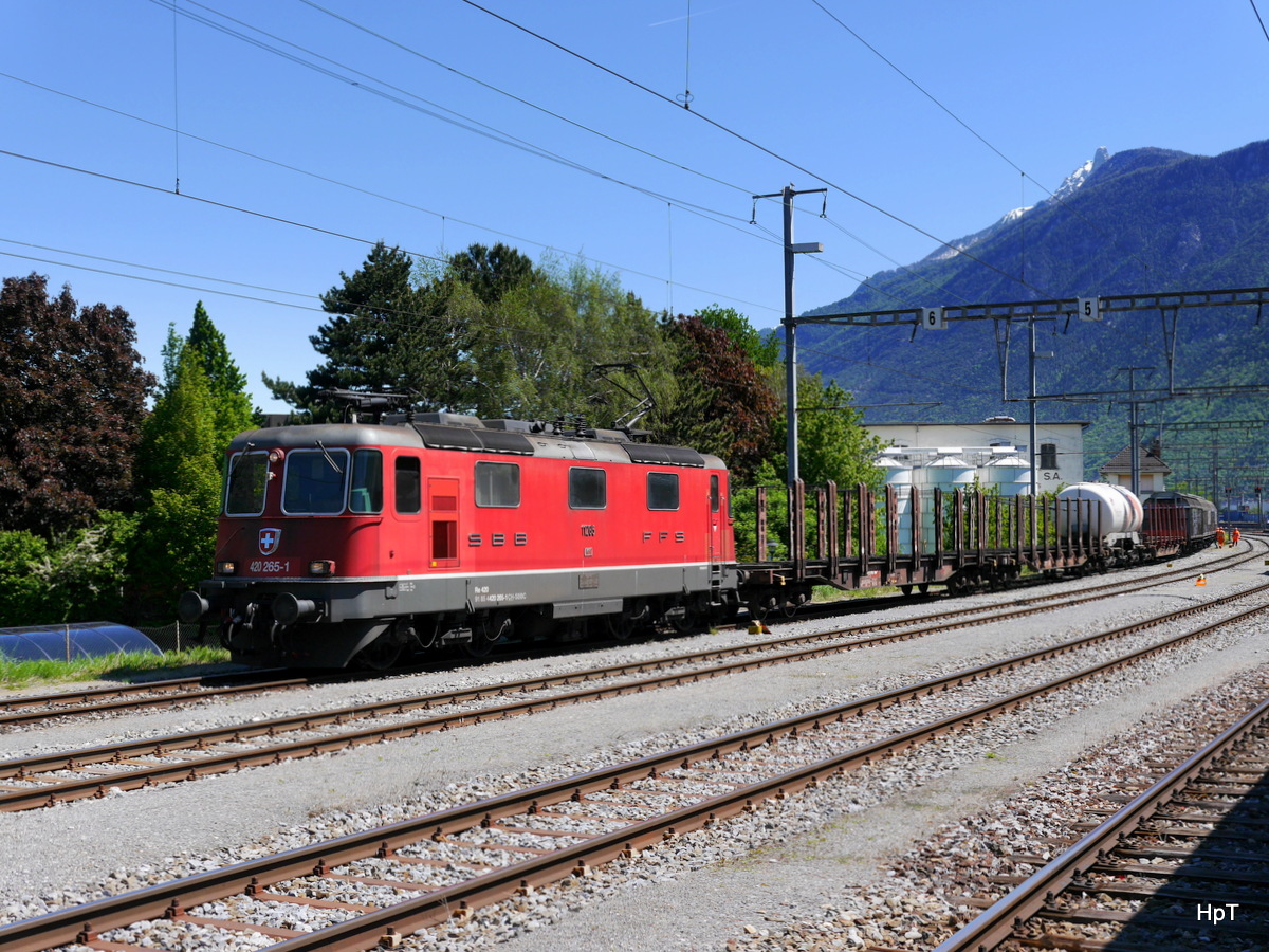 SBB - Lok 420 256-1 vor Güterzug im Bahnhof von Martigny am 05.05.2017