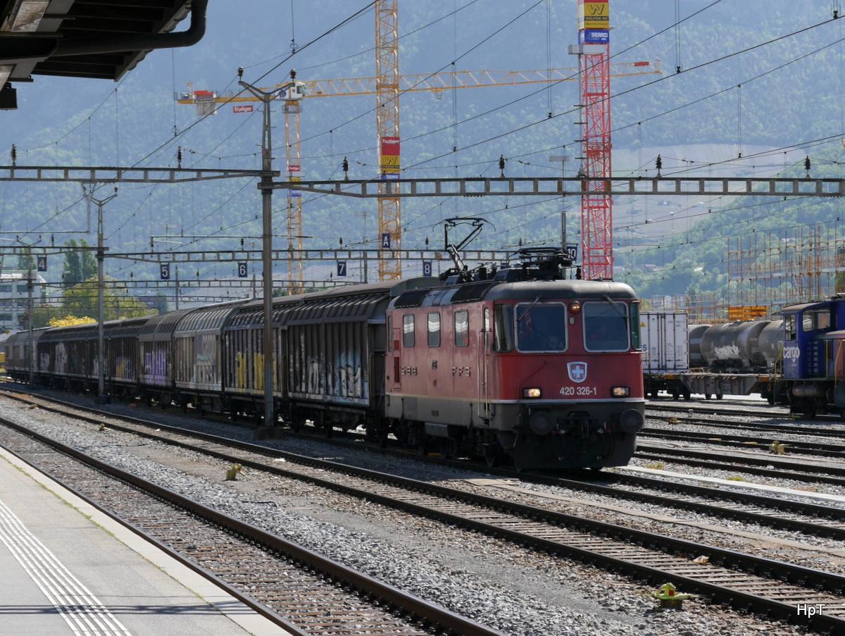 SBB - Lok 420 326-1 vor Güterzug im Bahnhof Sion am 09.05.2017