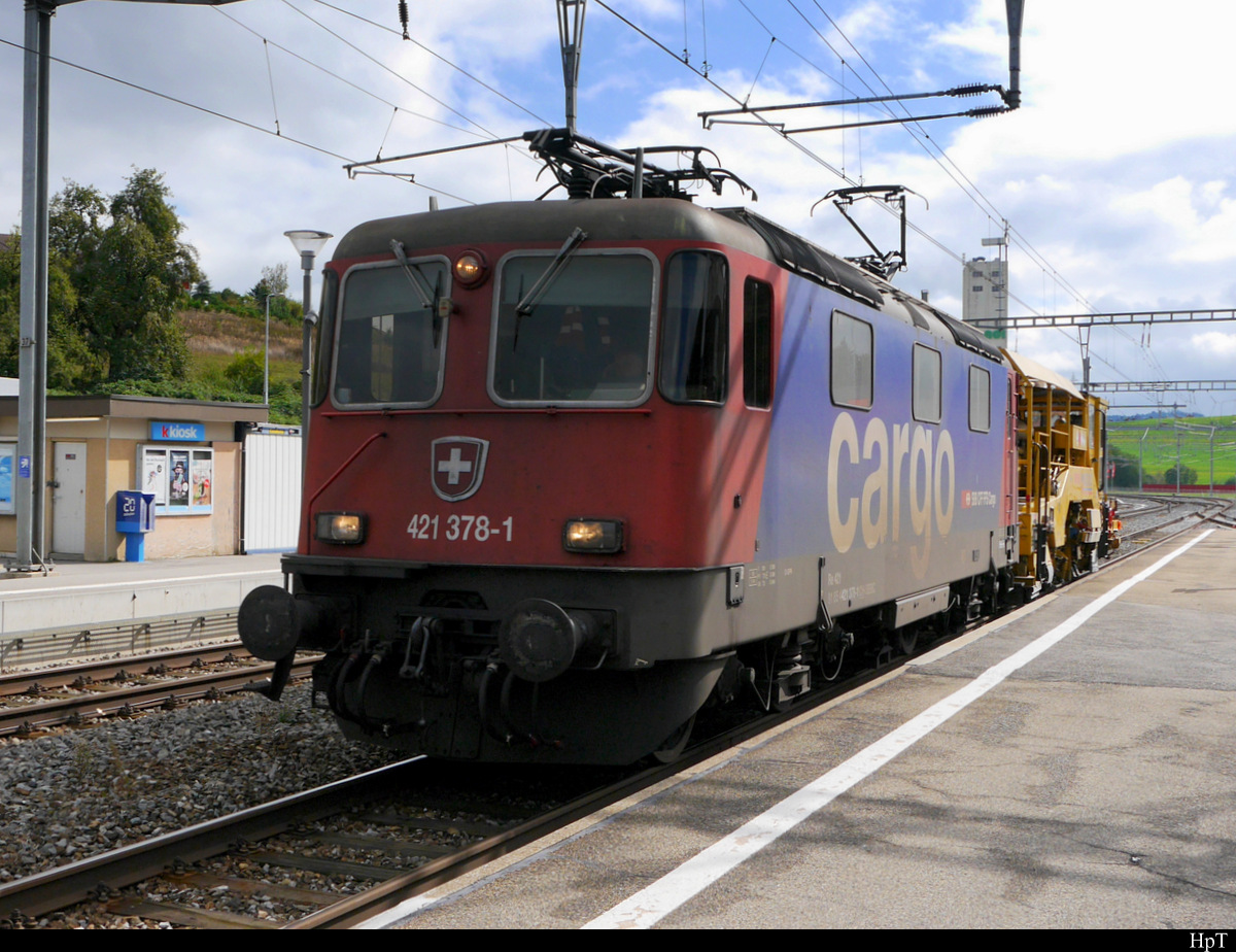 SBB - Lok 421 378-1 mit 1 Bauwagen bei der durchfahrt in Schmitten am 24.09.2018