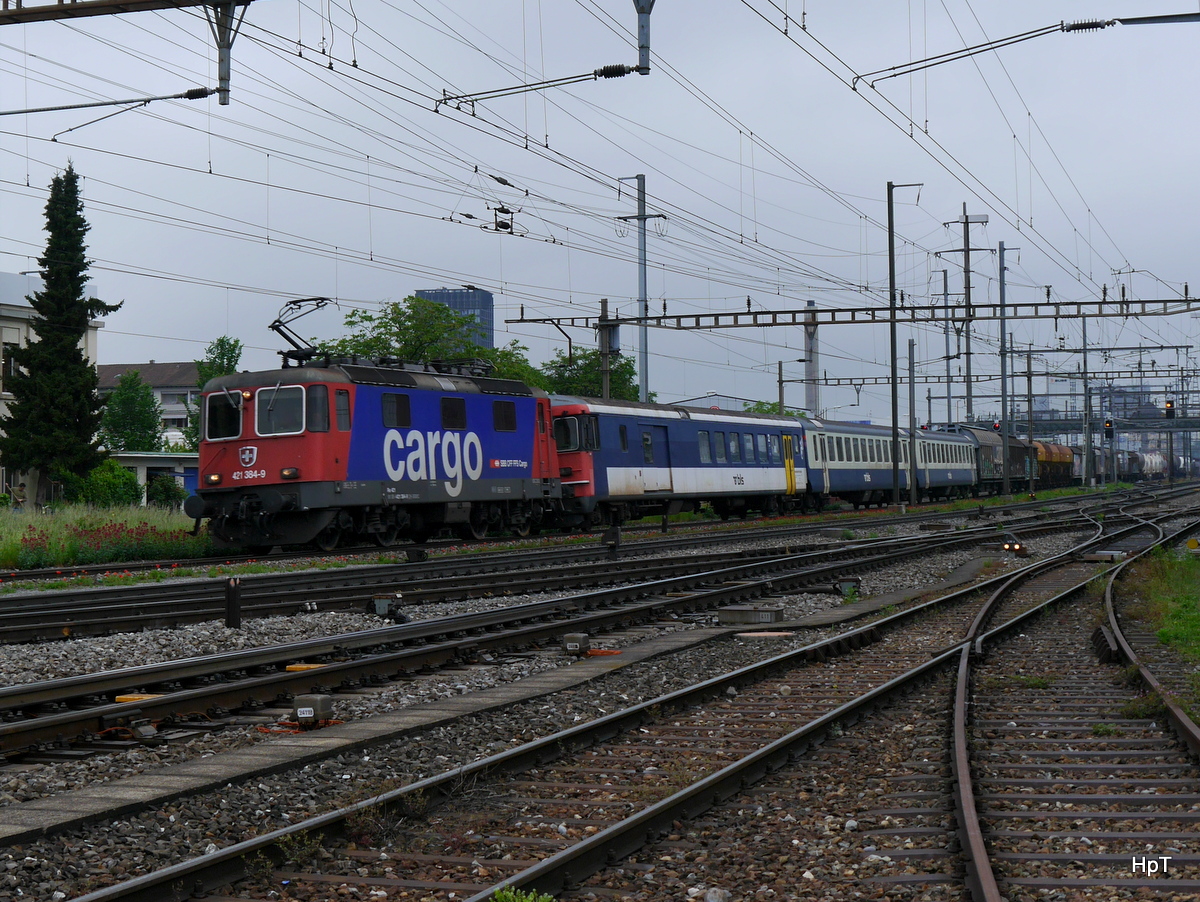 SBB - Lok 421 384-9 mit Güterzug unterwegs in Prattelen am 17.05.2018