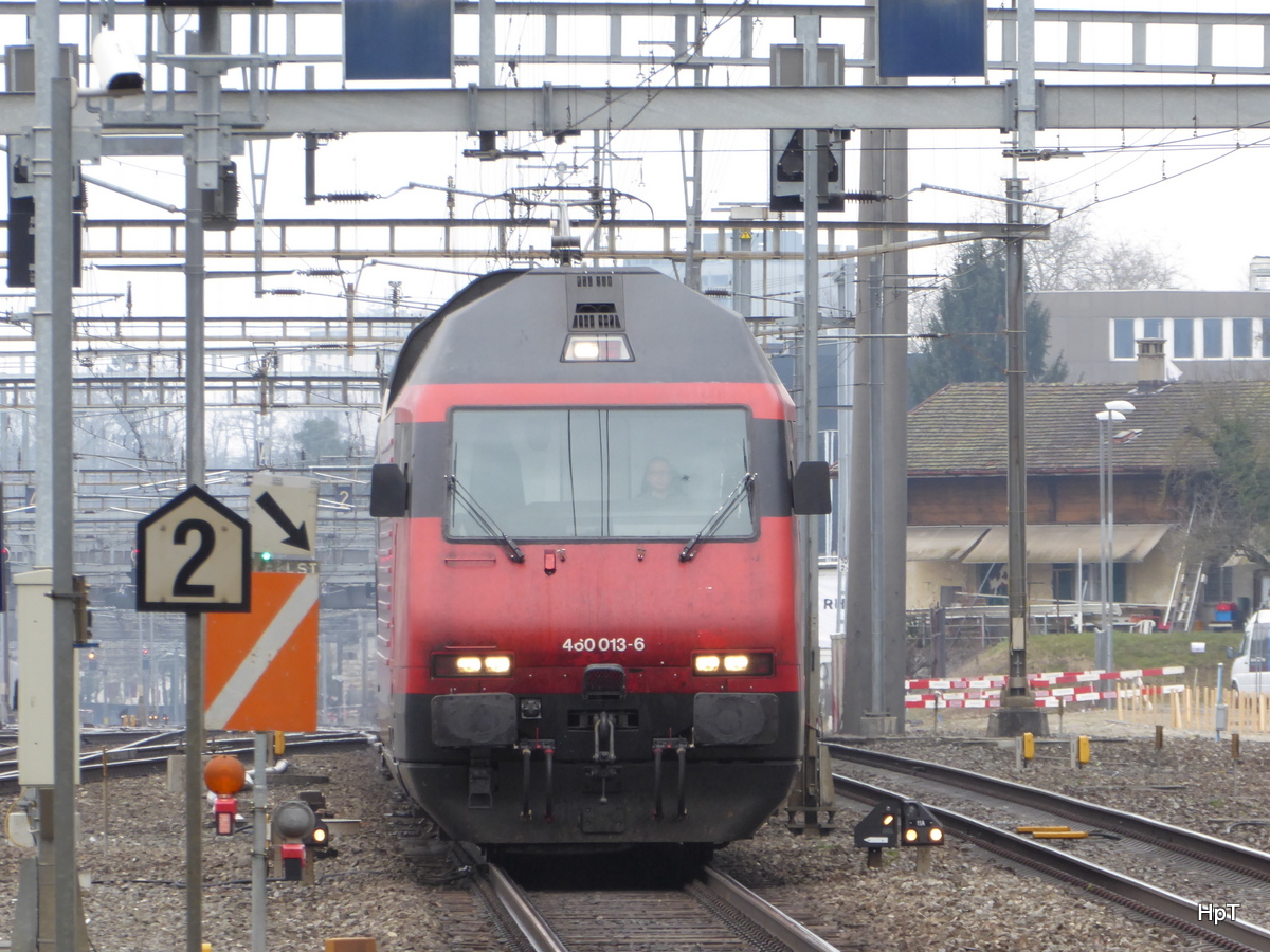SBB - Lok 460 013-6 unterwegs vor der Haltestelle Bern-Wankdorf am 25.03.2016
