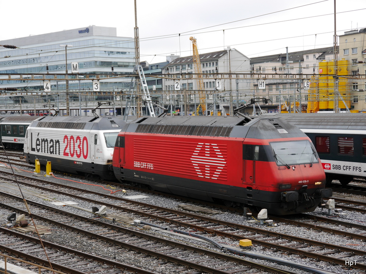 SBB - Lok 460 038-3 zusammen mit der Werbelok 460 075-5 abgestellt im Bahnhofsareal in Bern am 06.01.2018