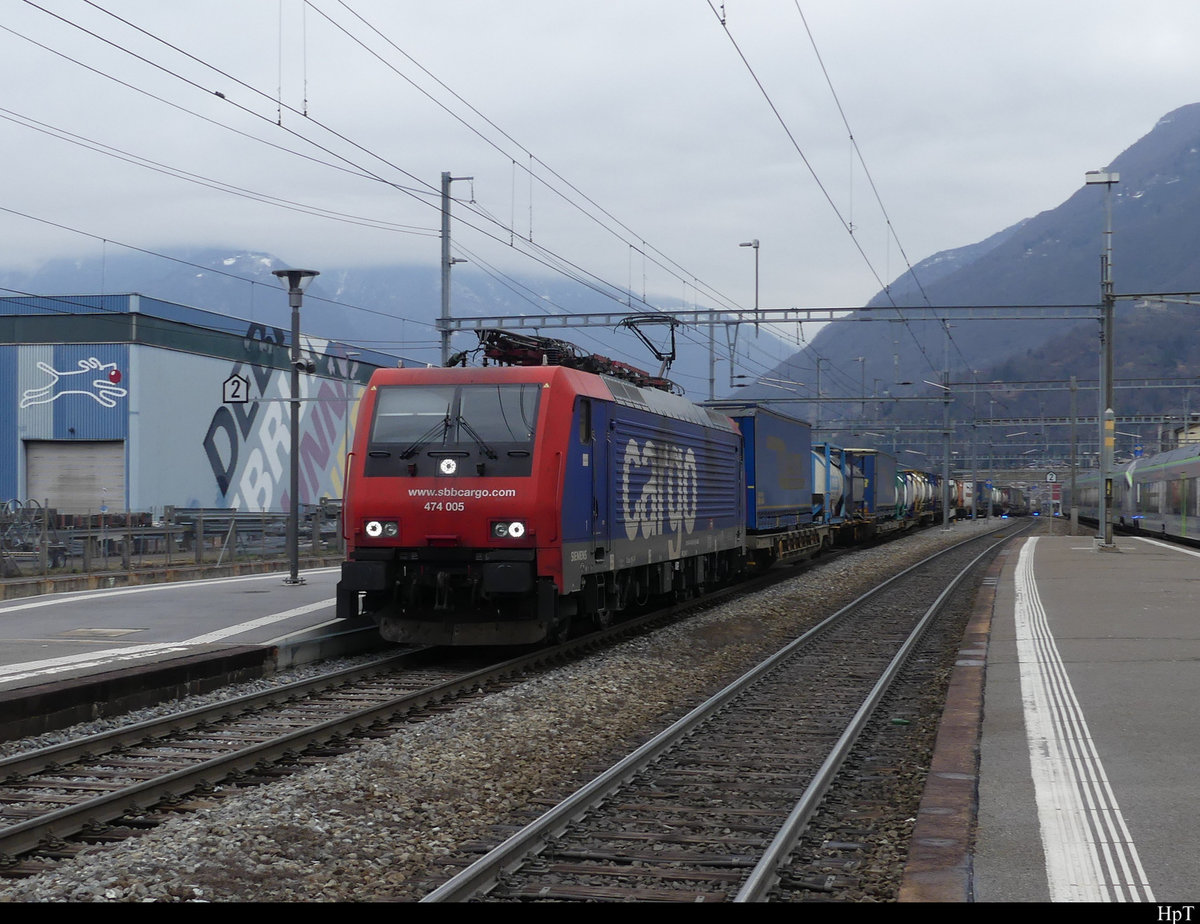 SBB - Lok 474 005 mit Güterwagen bei der durchfahrt im Bahnhof Giubiasco am 12.02.2021