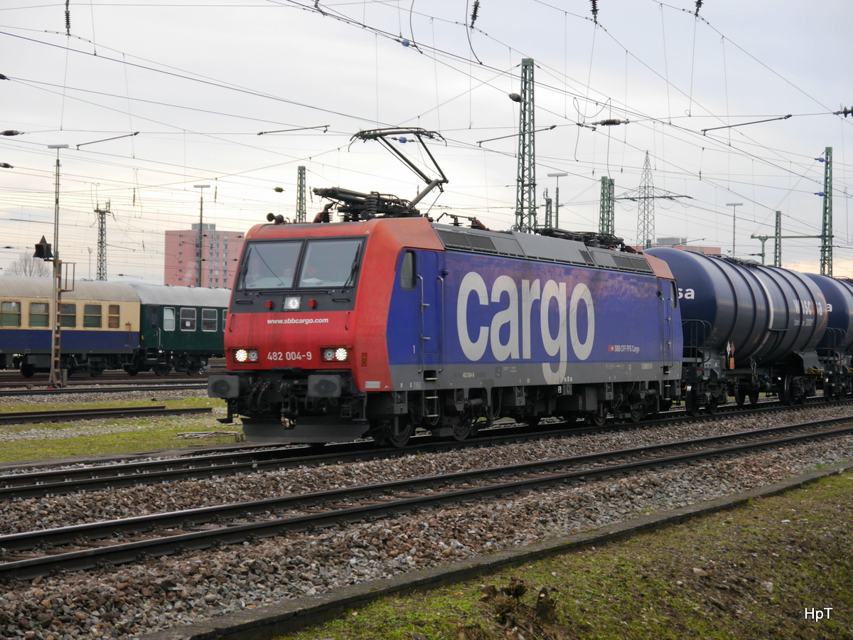 SBB - Lok 482 004-9 mit Güterzug in Basel Badischer Bahnhof am 23.11.2016