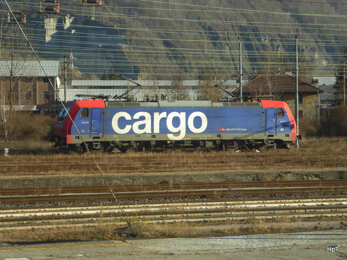 SBB - Lok 484 021-1 abgestellt im Bahnhofsareal von Domodossola am 25.12.2015