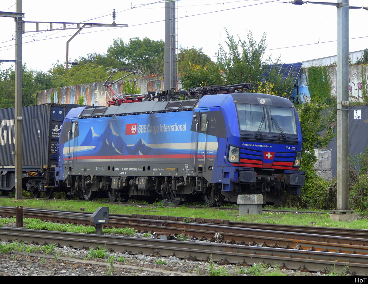 SBB - Lok 91 80 6 193 520-4 mit Güterzug unterwegs in Pratteln am 2024.09.30 ... Standort des Fotografen ausserhalb der Geleise auf der Strasse