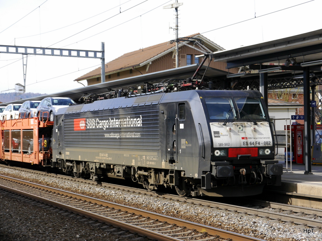 SBB - Lok 91 80 6189 982-2 vor Güterzug bei der durchfahrt in Sissach am 07.03.2015