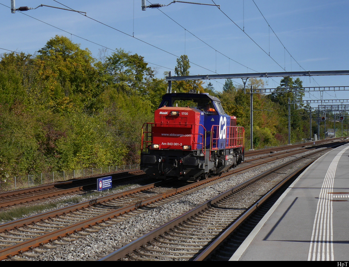 SBB - Lok  Am 843 061-3 bei der durchfahrt im Bahnhof Mies am 08.10.2020