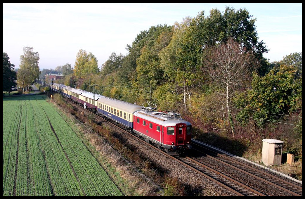 SBB Lok mit Rheingold! - Am 3.11.2018 war die ehemalige SBB 10019 Elektrolok mit einer Rheingold Garnitur auf der Rollbahn nach Bremen unterwegs. Um 10.49 Uhr erreichte sie am Ortsrand von Hasbergen Osnabrück - Hellern. Im Zug lief ein Dome Car und der Buckel Speisewagen mit.