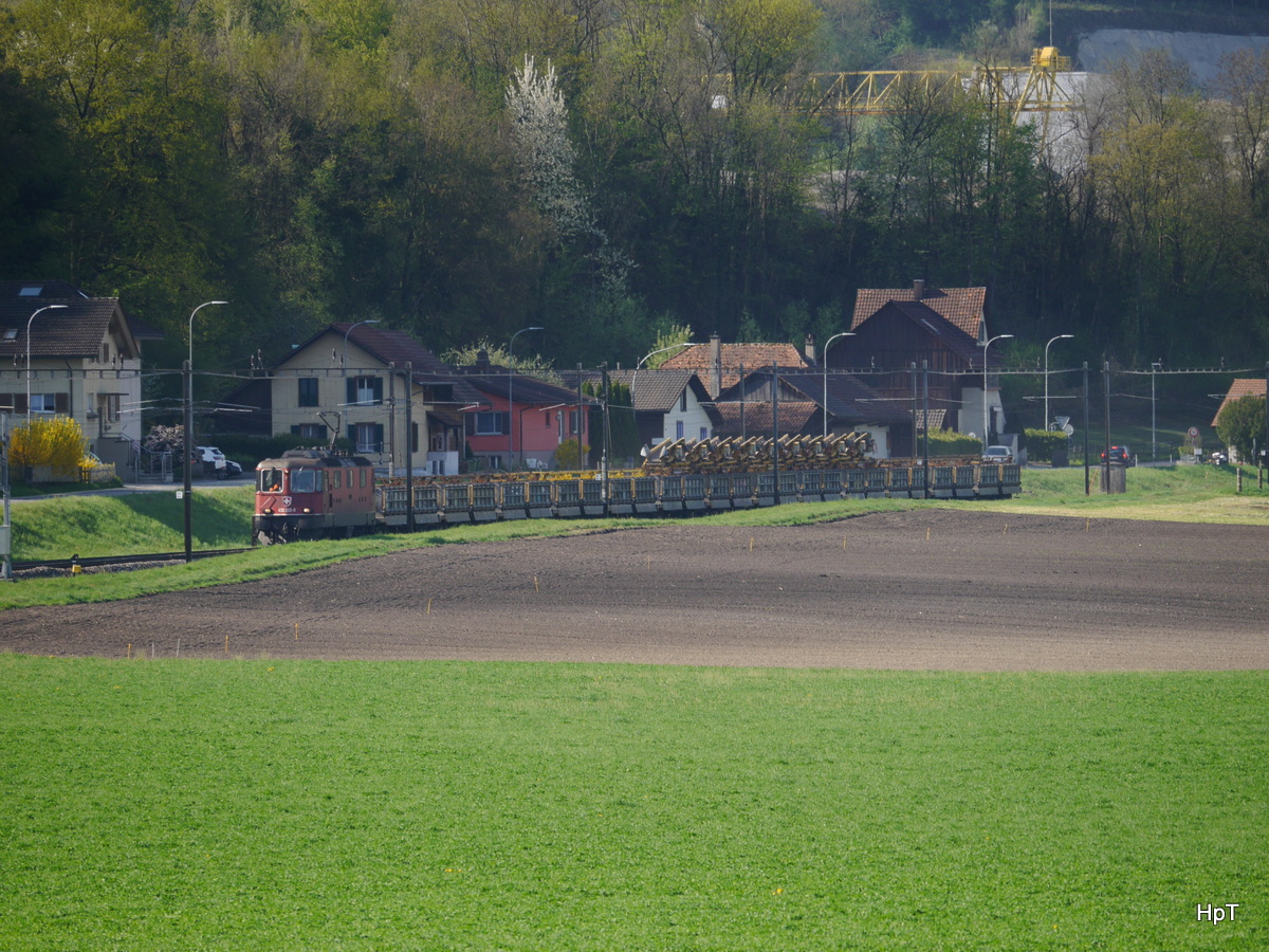 SBB - Lok Re 4/4  430 350-9 vor Güterzug unterwegs bei Busswil am 21.04.2018
